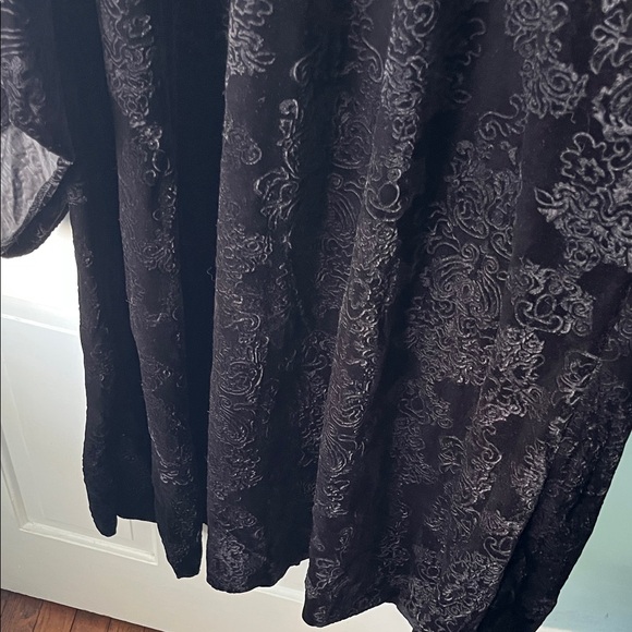 Spirit Halloween Black Velvet Patterned Hooded Robe Plus Size - Picture 7 of 9